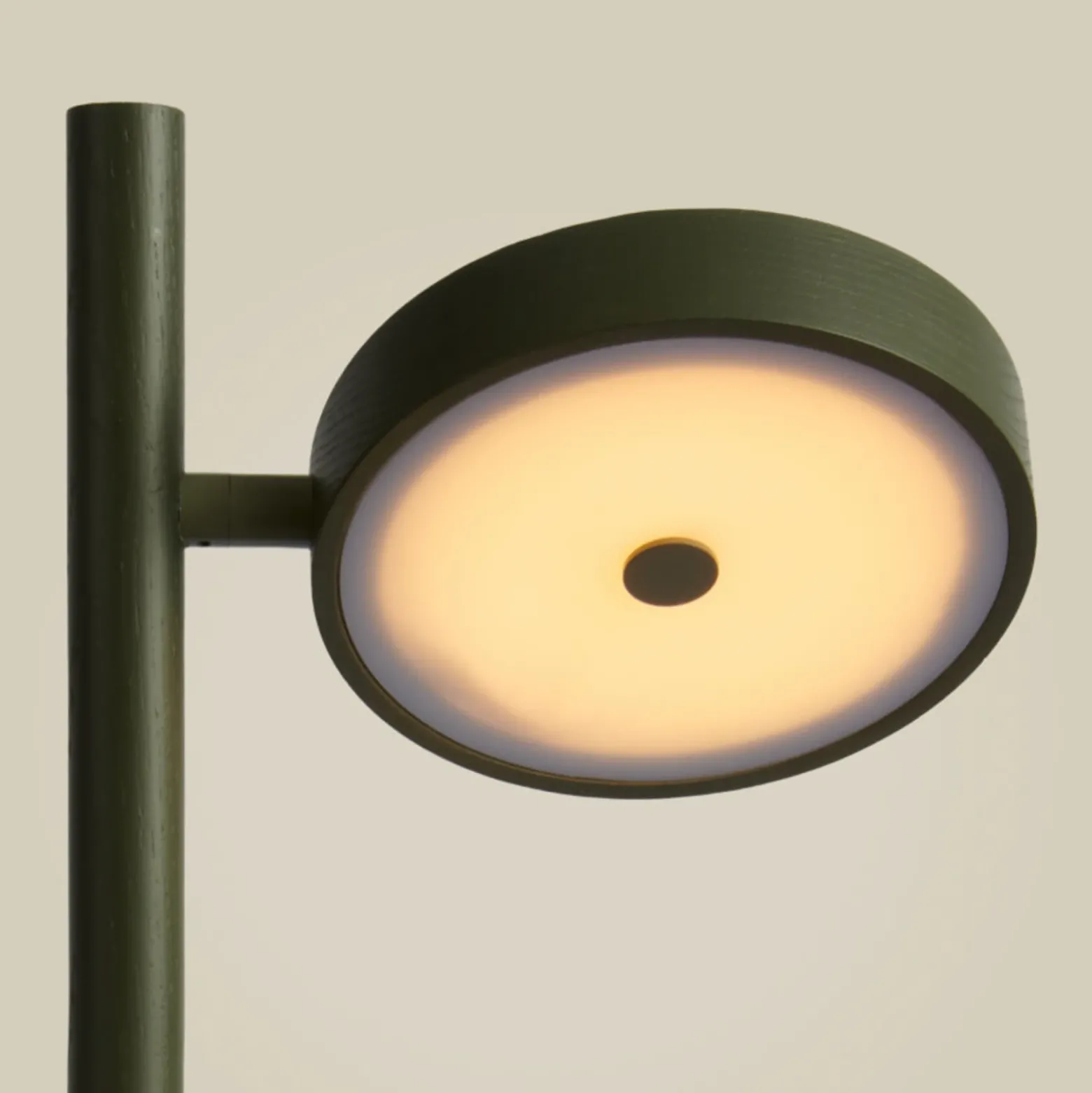 Lámpara de pie LED GOOD & MOJO Okinawa, de 1 luz, verde, 146 cm, madera