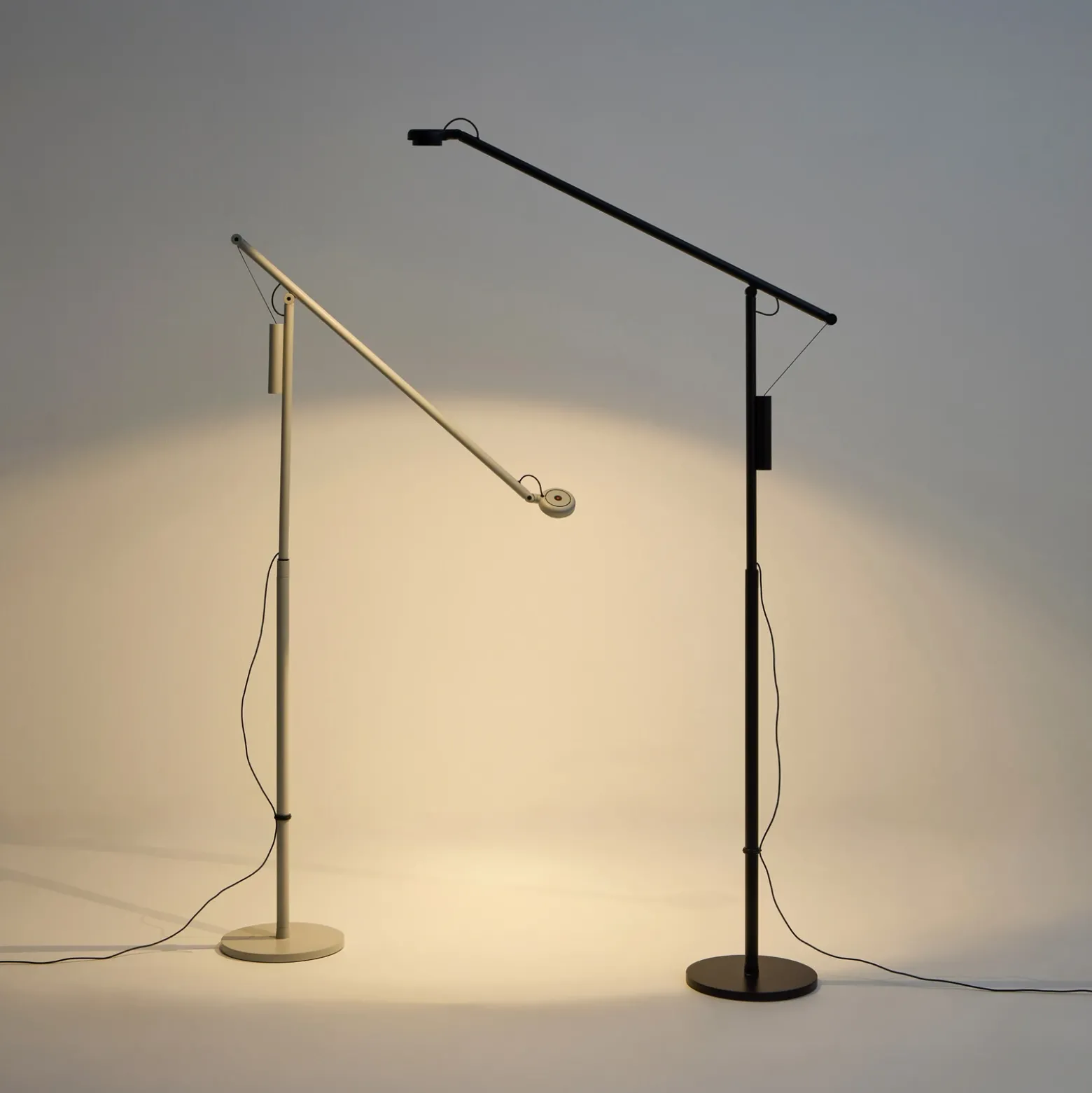 Lámpara de pie LED HAY Fifty-Fifty, gris, altura 135 cm, atenuable.