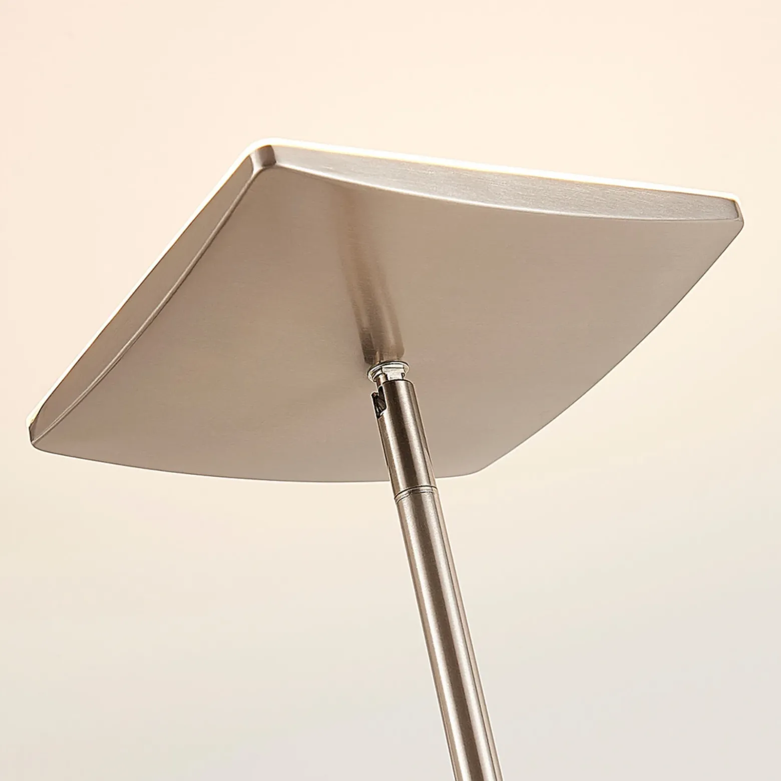 Lámpara de pie LED Jonne de Lindby, angular, brazo de lectura, atenuable, 180 cm