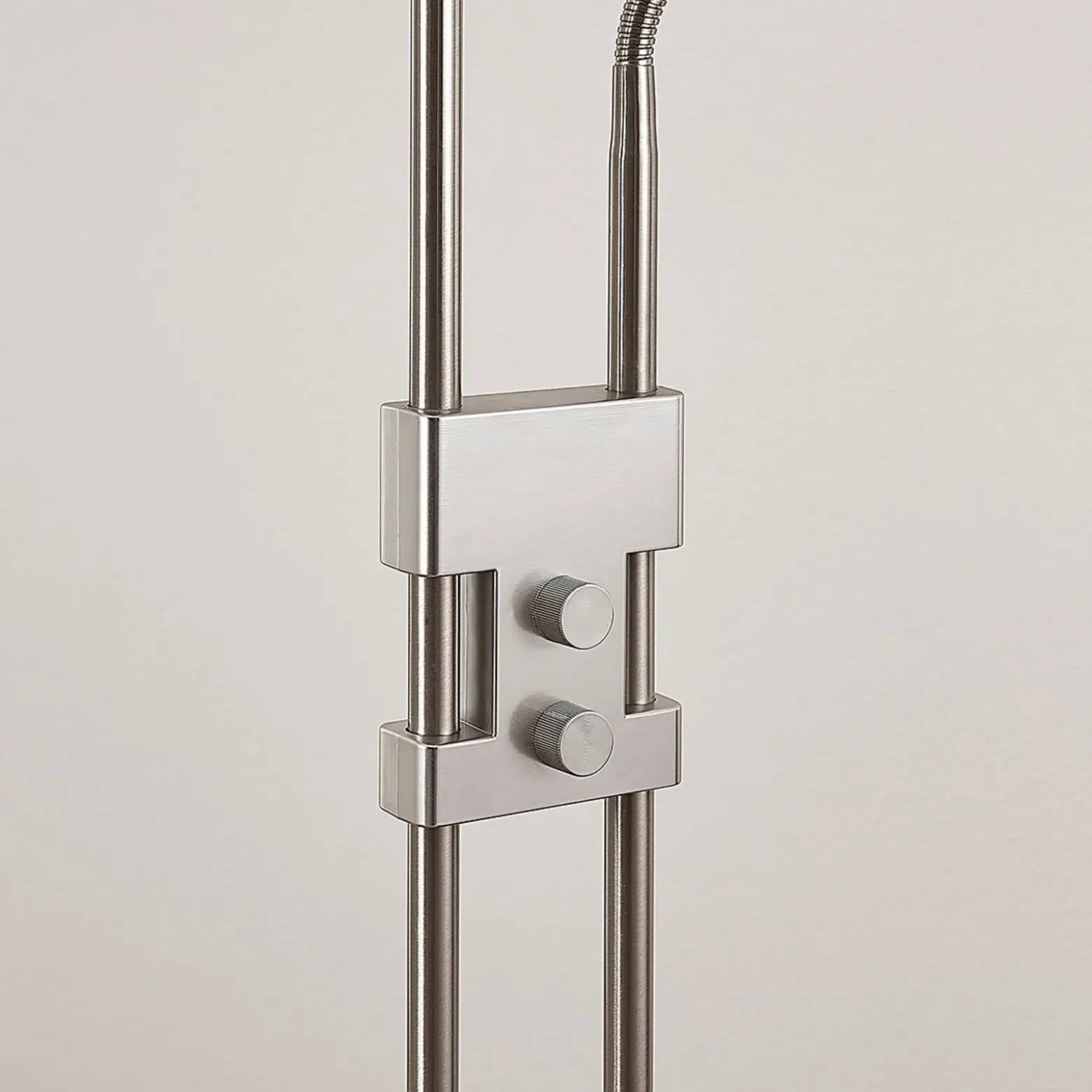 Lámpara de pie LED Jonne de Lindby, redonda, brazo de lectura, atenuable, 180 cm