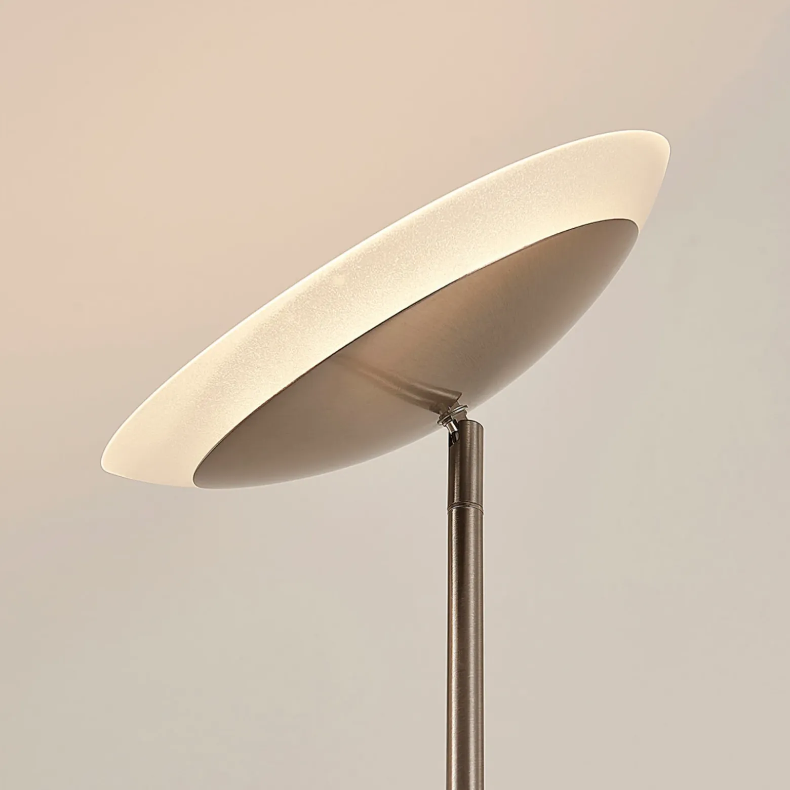 Lámpara de pie LED Jonne de Lindby, redonda, brazo de lectura, atenuable, 180 cm