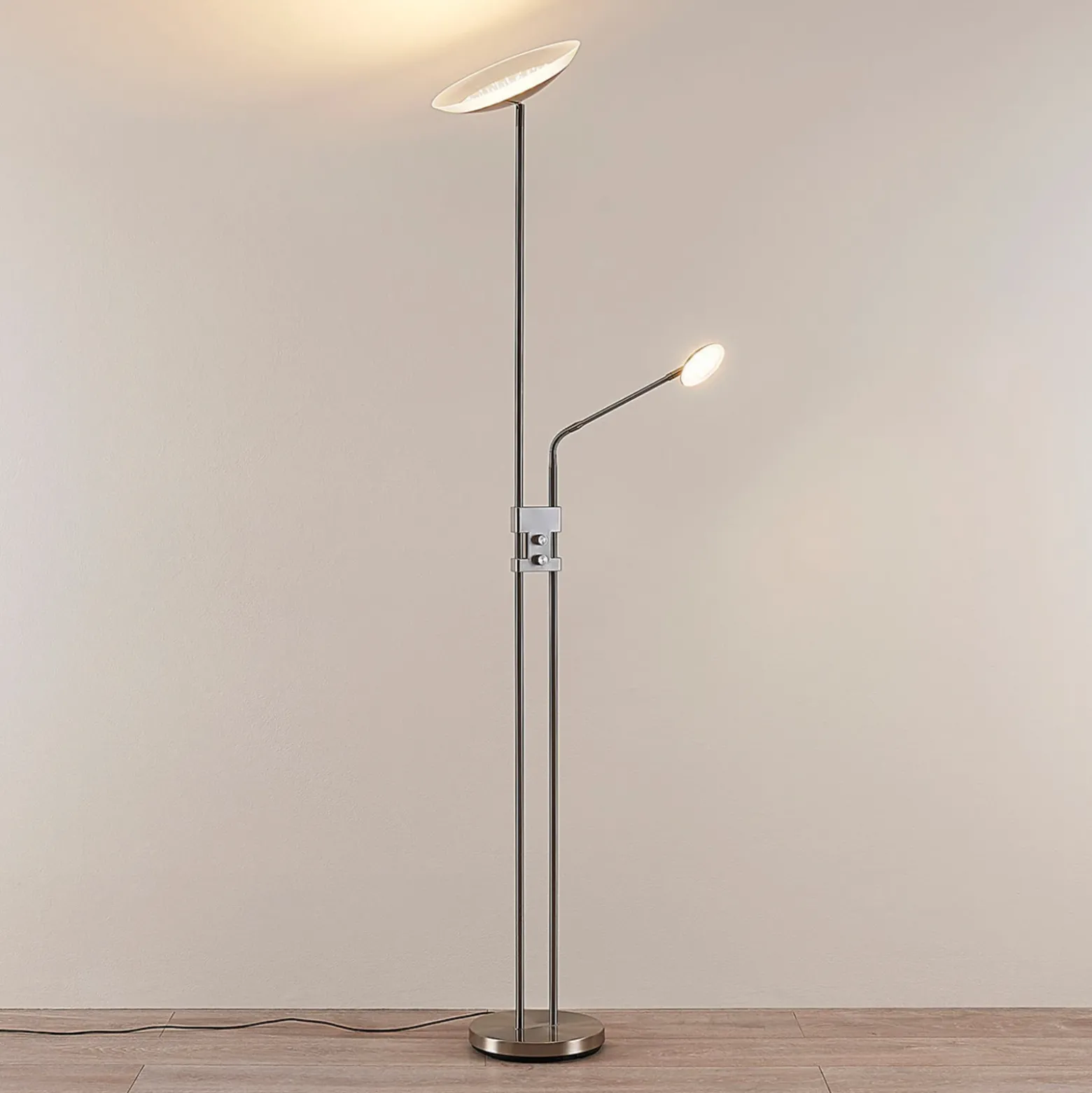 Lámpara de pie LED Jonne de Lindby, redonda, brazo de lectura, atenuable, 180 cm