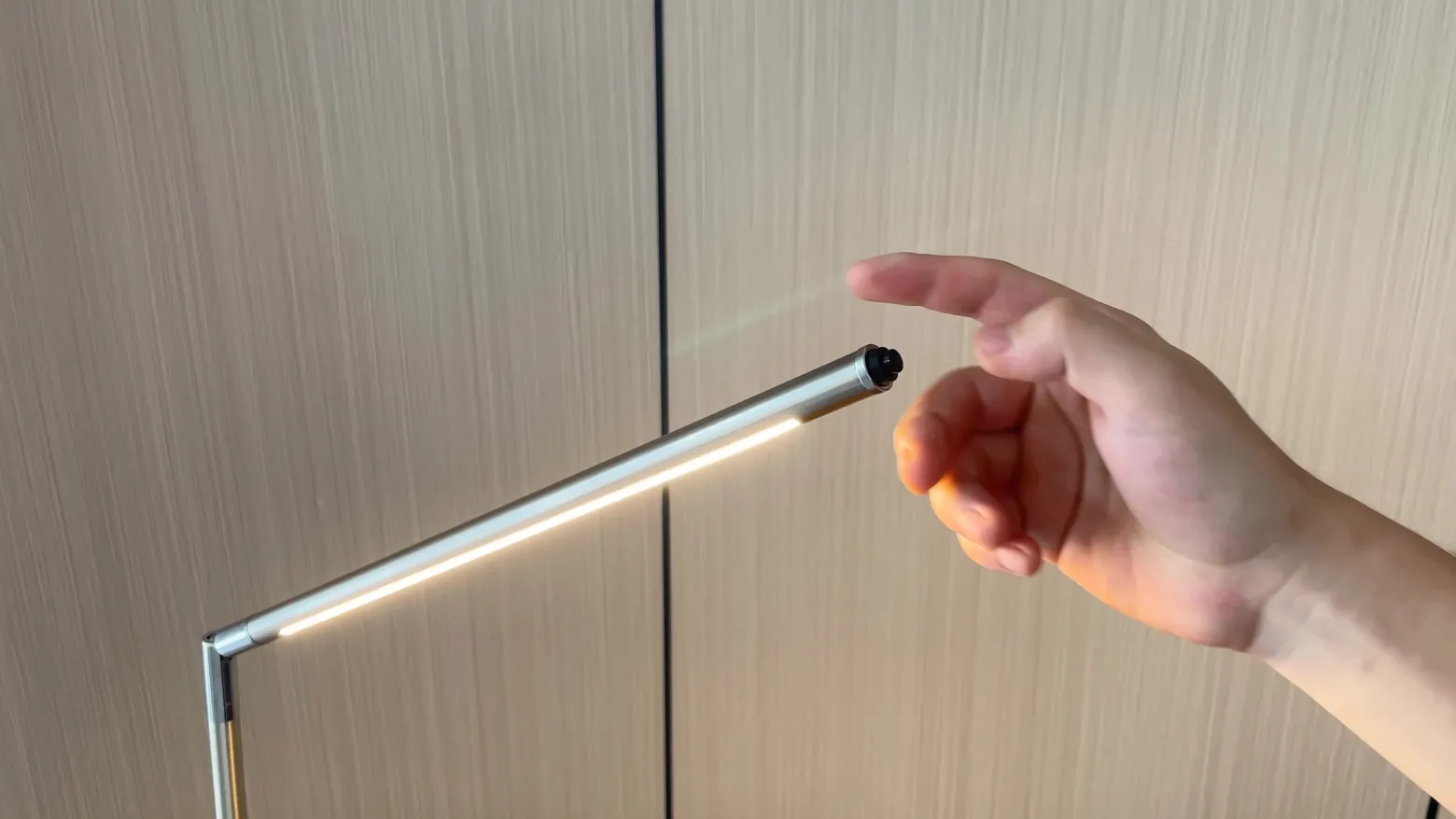Lámpara de pie LED Lindby Jabbo, 163 cm, níquel, metal