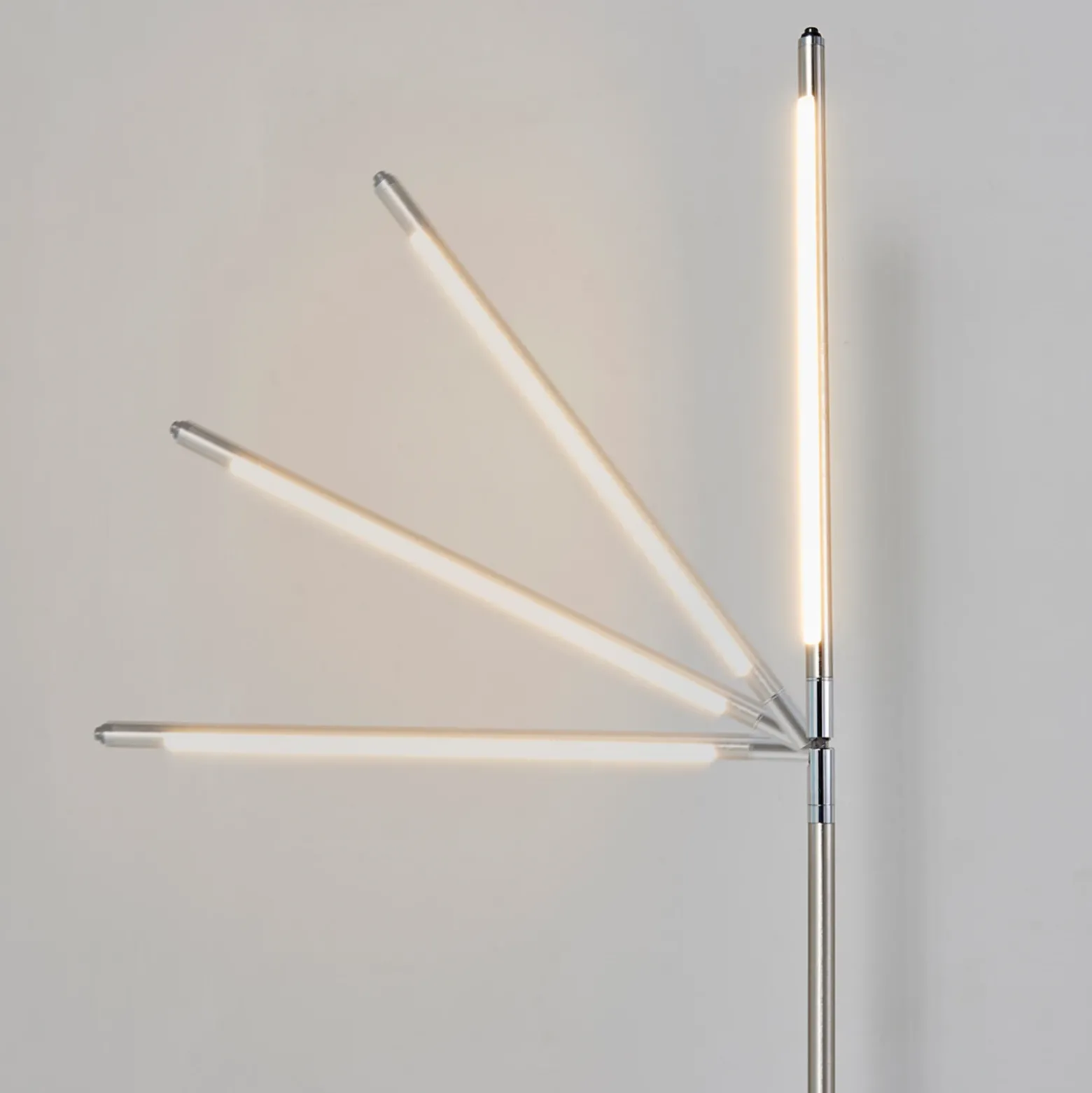 Lámpara de pie LED Lindby Jabbo, 163 cm, níquel, metal