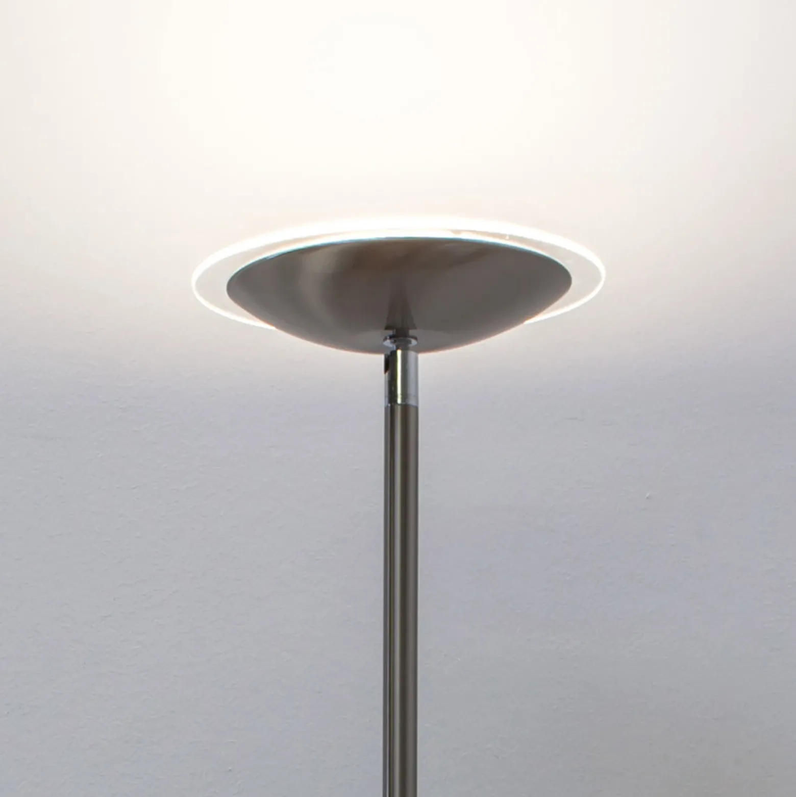 Lámpara de pie LED Lindby Malea, color níquel, atenuable, 180 cm