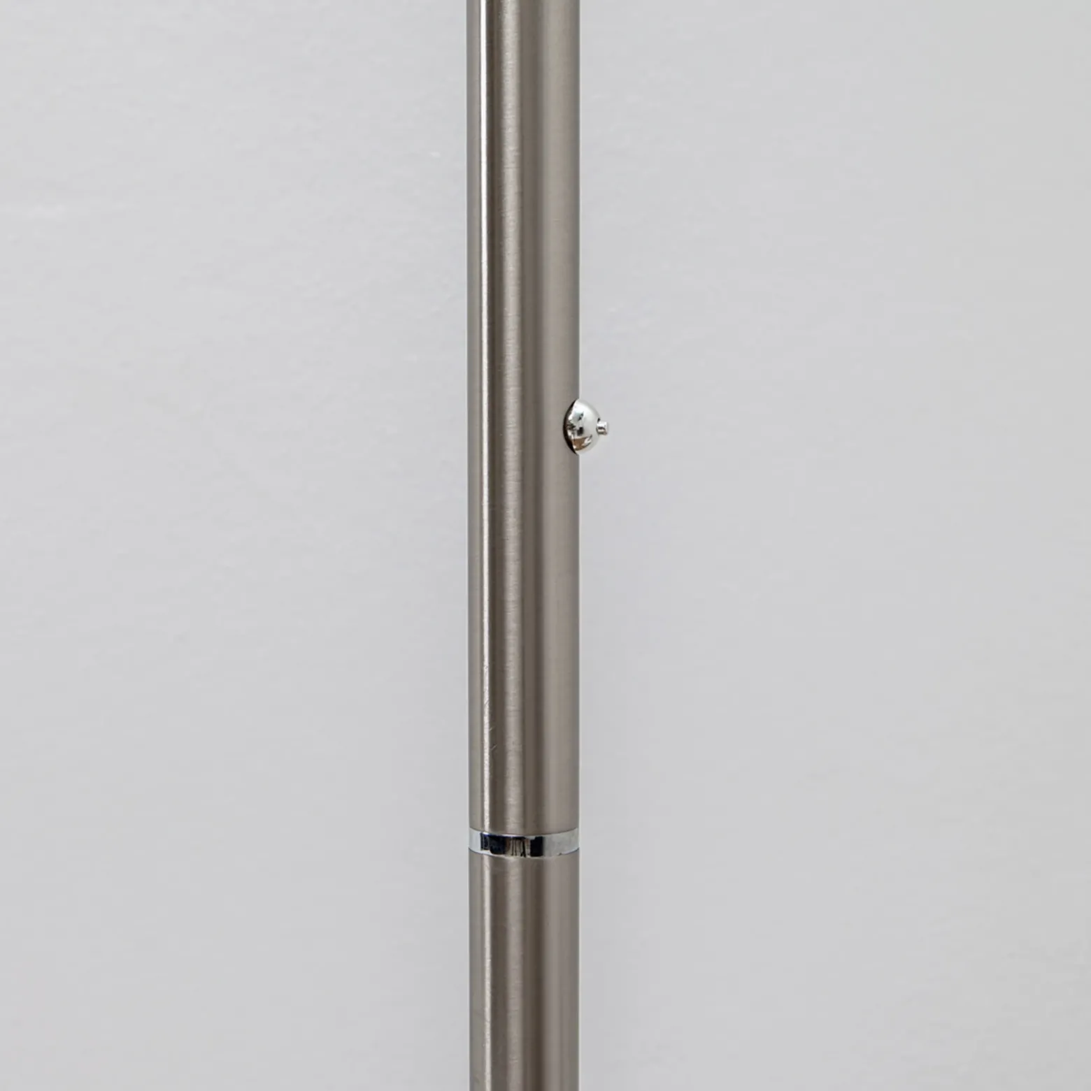Lámpara de pie LED Lindby Malea, color níquel, atenuable, 180 cm