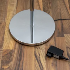 Lámpara de pie LED Lindby Malea, color cromo, atenuable, 180 cm