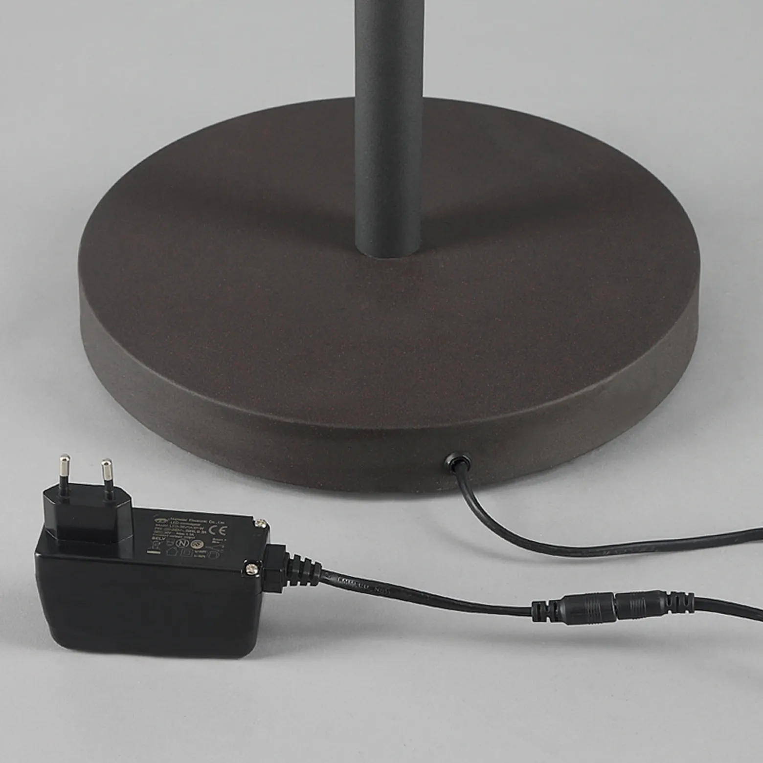Lámpara de pie LED Lindby Ragna, brazo de lectura, marrón oscuro, atenuable