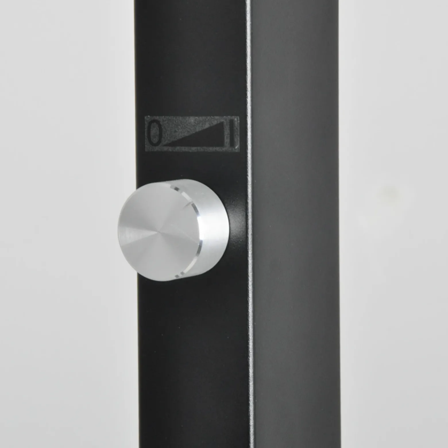 Lámpara de pie LED Logan Basic de Arcchio, negra, 7500 lm, atenuable