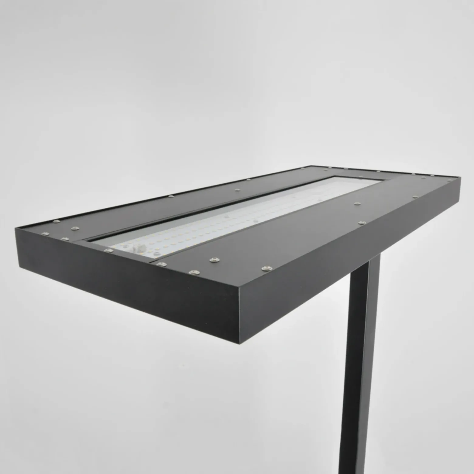 Lámpara de pie LED Logan Basic de Arcchio, negra, 7500 lm, atenuable