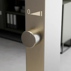 Lámpara de pie LED Logan Basic de Arcchio, plateada, 6000 lm, atenuable