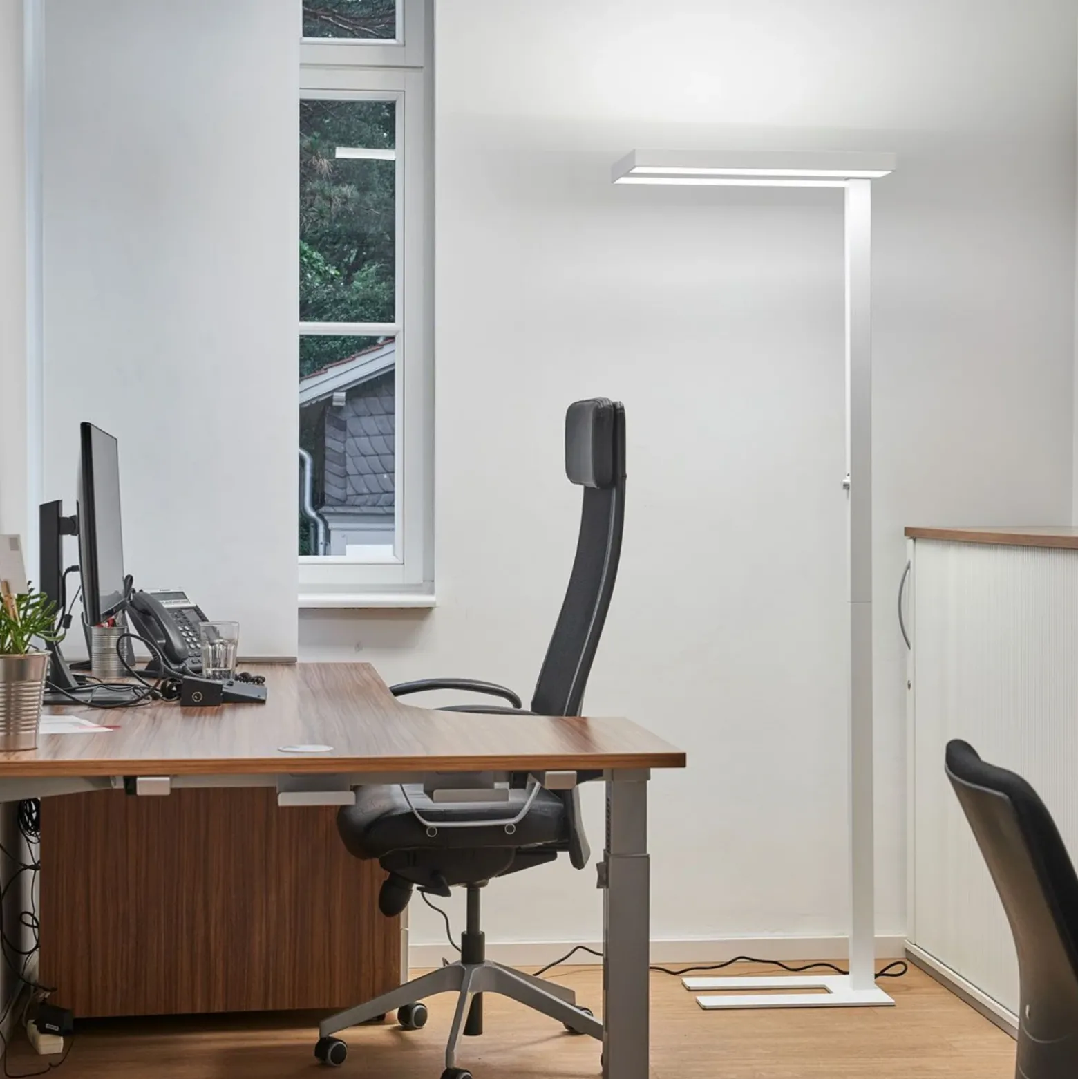 Lámpara de pie LED Logan Basic de Arcchio, blanca, 6000 lm, atenuable