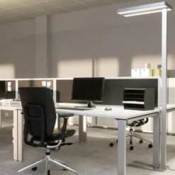Lámpara de pie LED Logan Neo de Arcchio, plateada, atenuable, metal