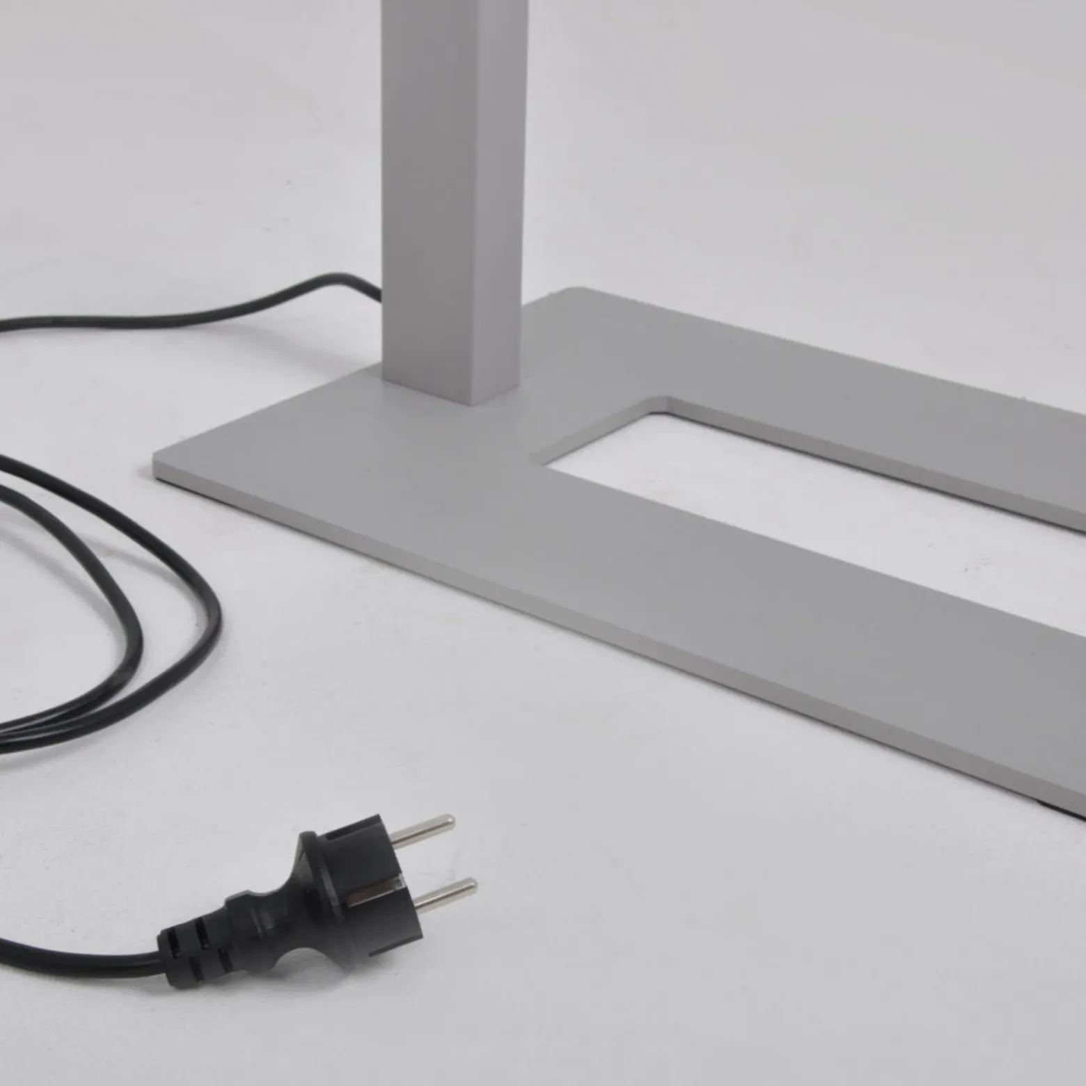 Lámpara de pie LED Logan Neo de Arcchio, plateada, atenuable, metal