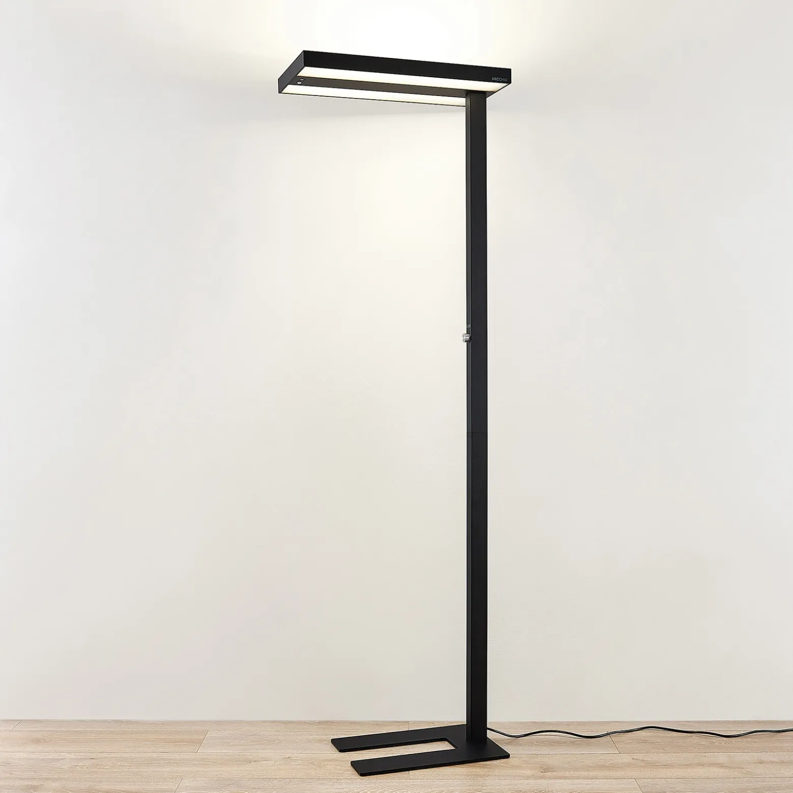 Lámpara de pie LED Logan Pro de Arcchio, negra, con sensor, atenuable