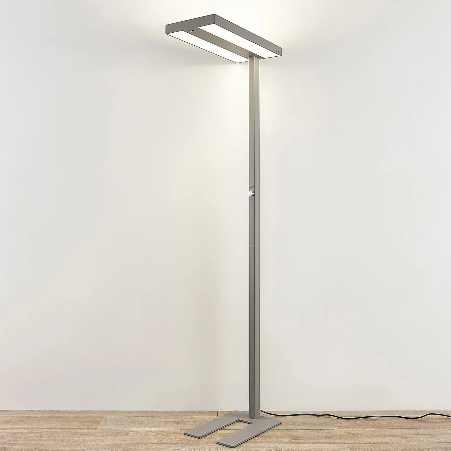 Lámpara de pie LED Logan Pro de Arcchio, plateada, con sensor, atenuable