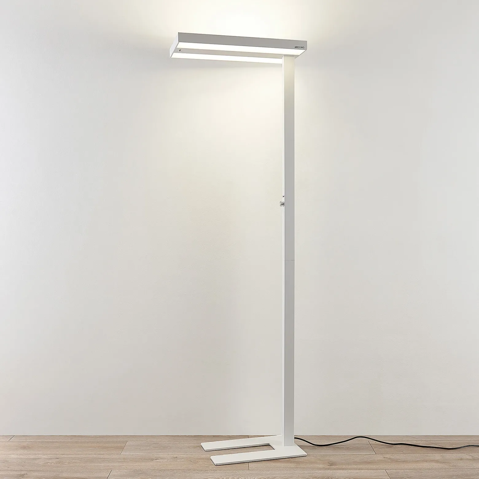 Lámpara de pie LED Logan Pro de Arcchio, blanca, con sensor, atenuable