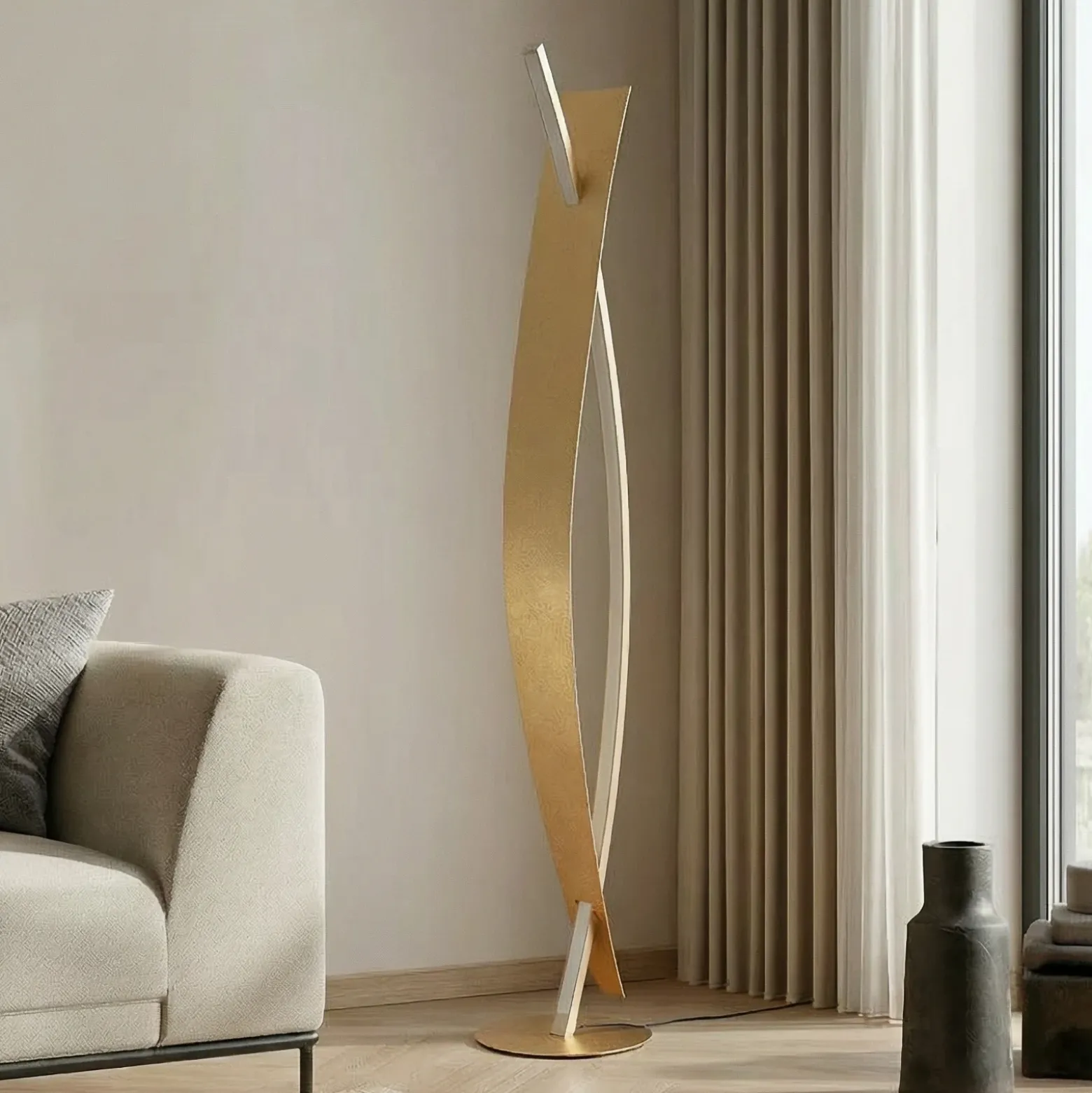 Lámpara de pie LED Lucande Marija, dorada, atenuable, 140 cm