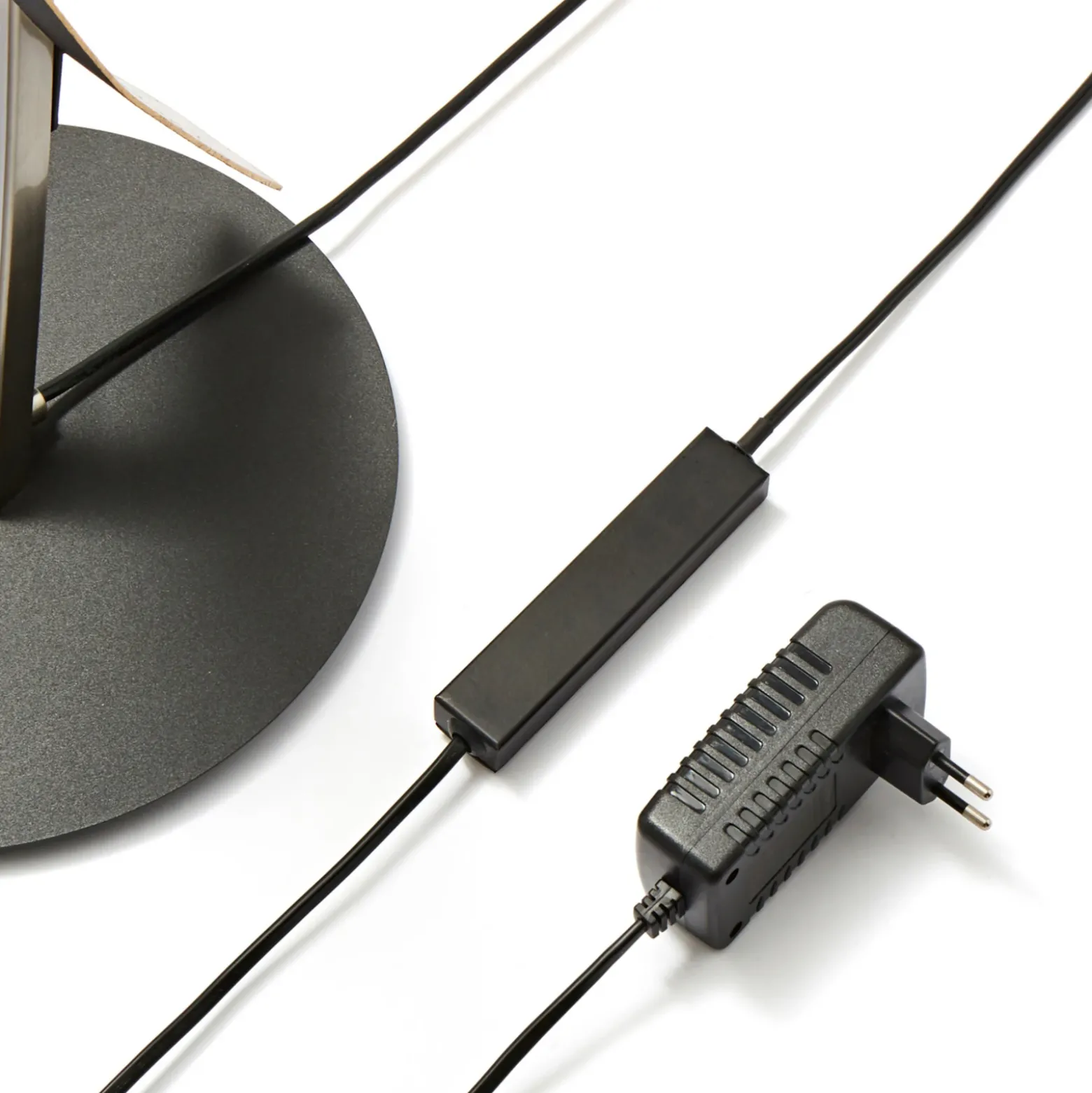 Lámpara de pie LED Lucande Marija, negra, metal, altura 140 cm