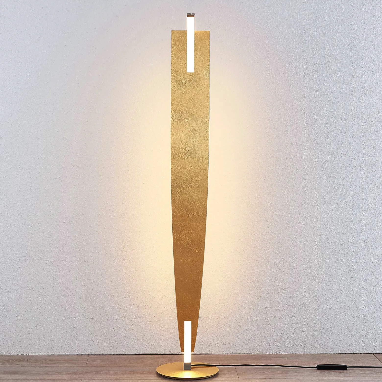 Lámpara de pie LED Lucande Marija, dorada, atenuable, 140 cm