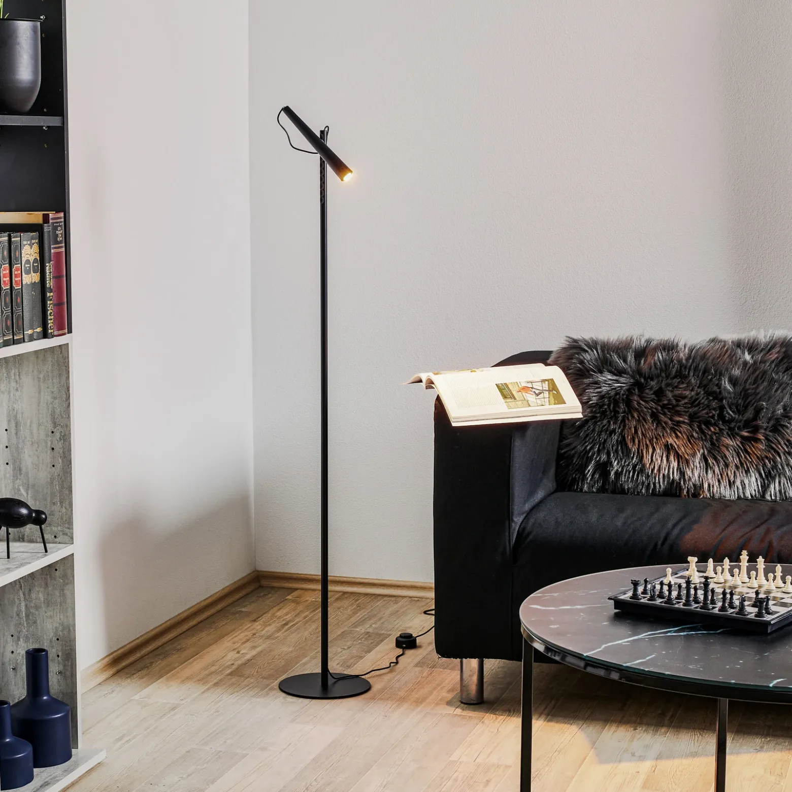 Lámpara de pie LED Magneto de Foscarini, negra