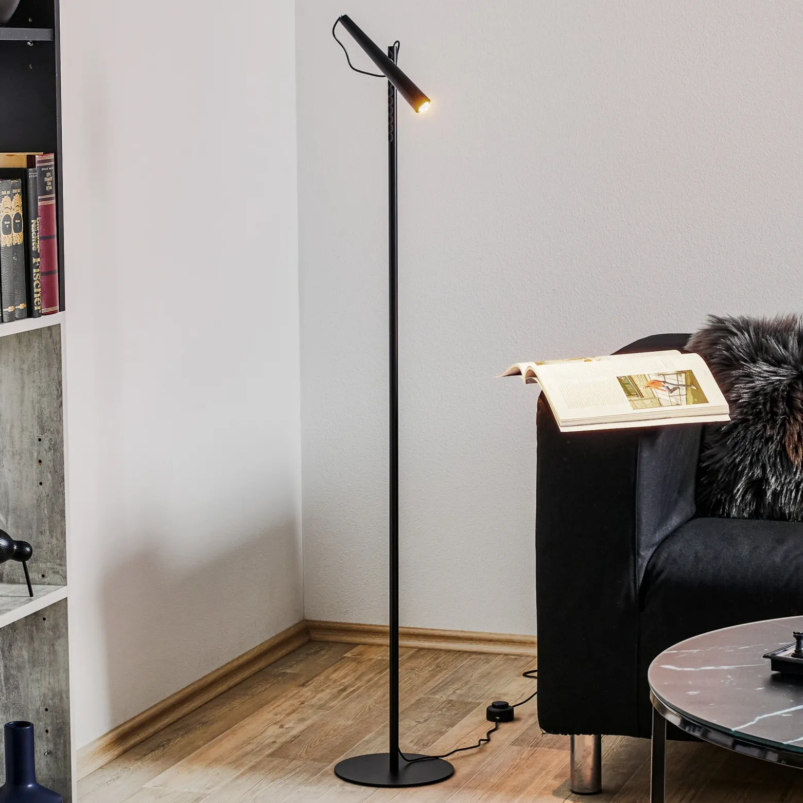 Lámpara de pie LED Magneto de Foscarini, negra
