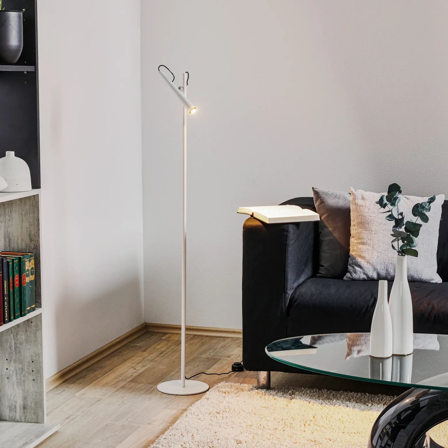 Lámpara de pie LED Magneto de Foscarini, blanca