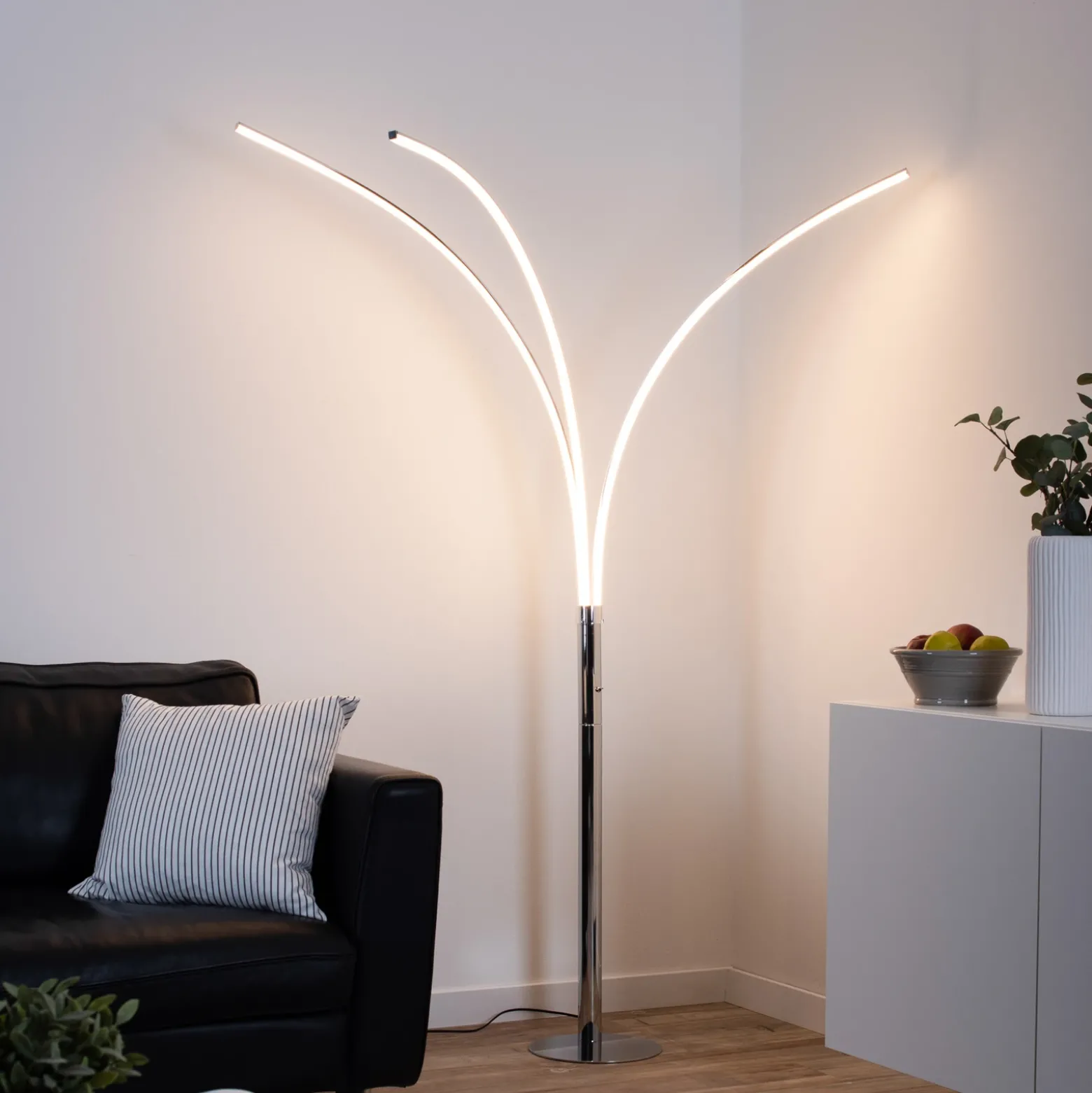 Lámpara de pie LED Maja, cromo de 3 luces