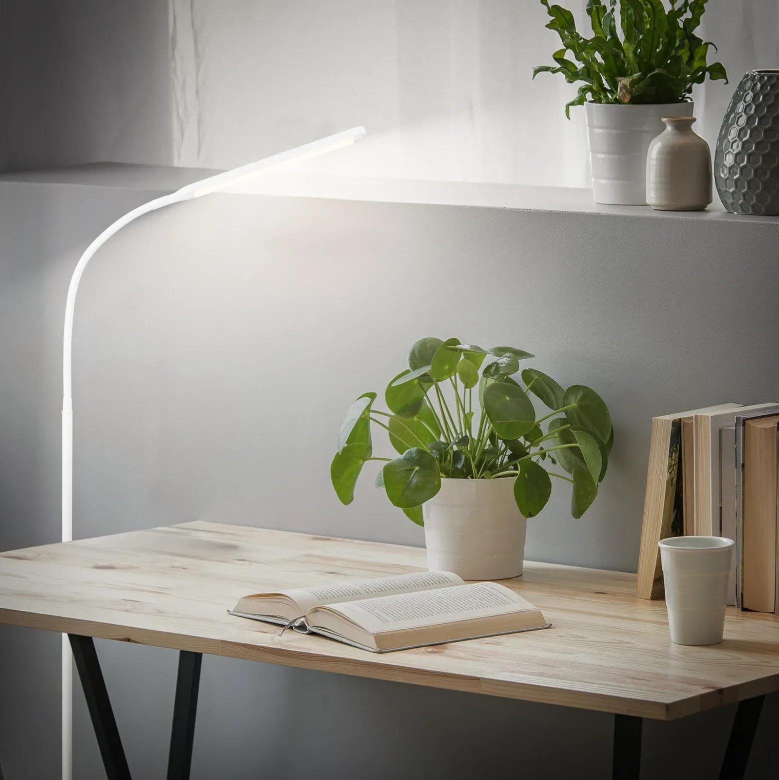 Lámpara de pie LED Mura, blanca, altura 170 cm, metal, regulador táctil
