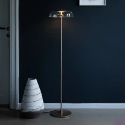 Lámpara de pie LED Nuura Blossi, altura 120 cm, color dorado/transparente