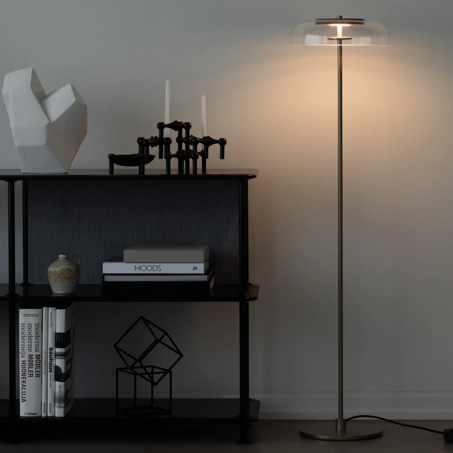 Lámpara de pie LED Nuura Blossi, altura 120 cm, color dorado/transparente