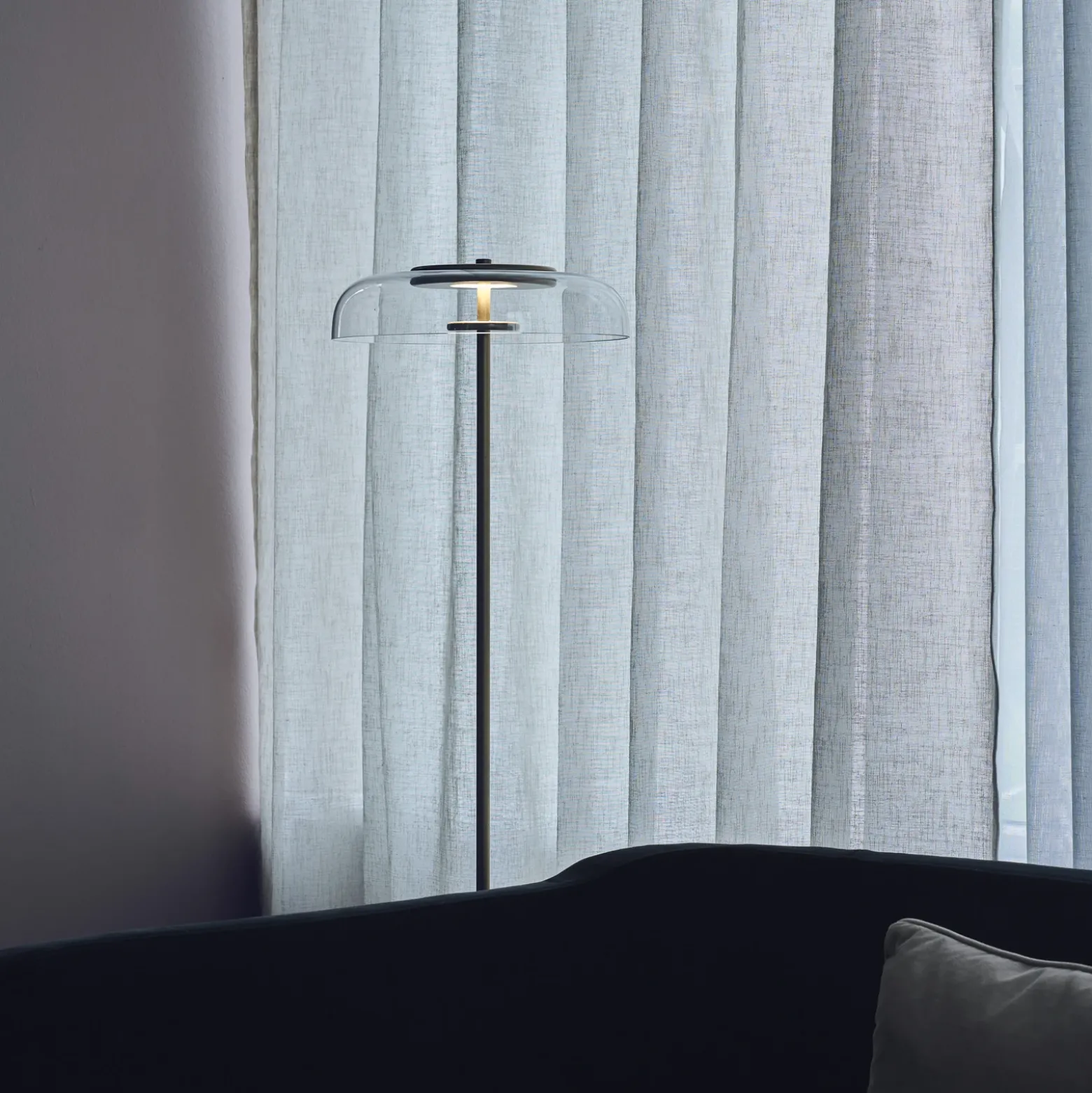 Lámpara de pie LED Nuura Blossi, altura 120 cm, color dorado/transparente