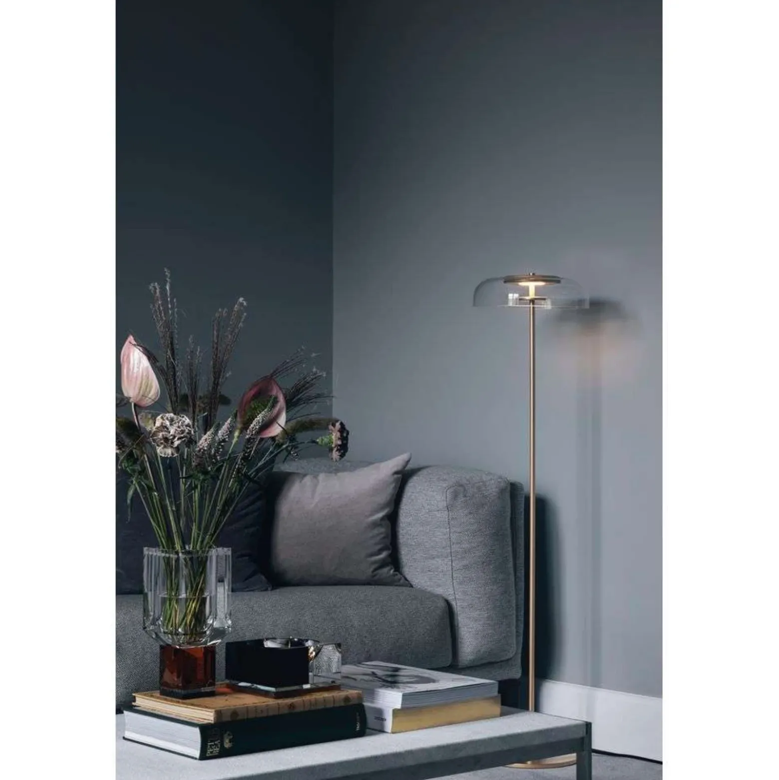 Lámpara de pie LED Nuura Blossi, altura 120 cm, color dorado/transparente