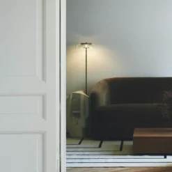Lámpara de pie LED Nuura Blossi, altura 120 cm, color dorado/transparente