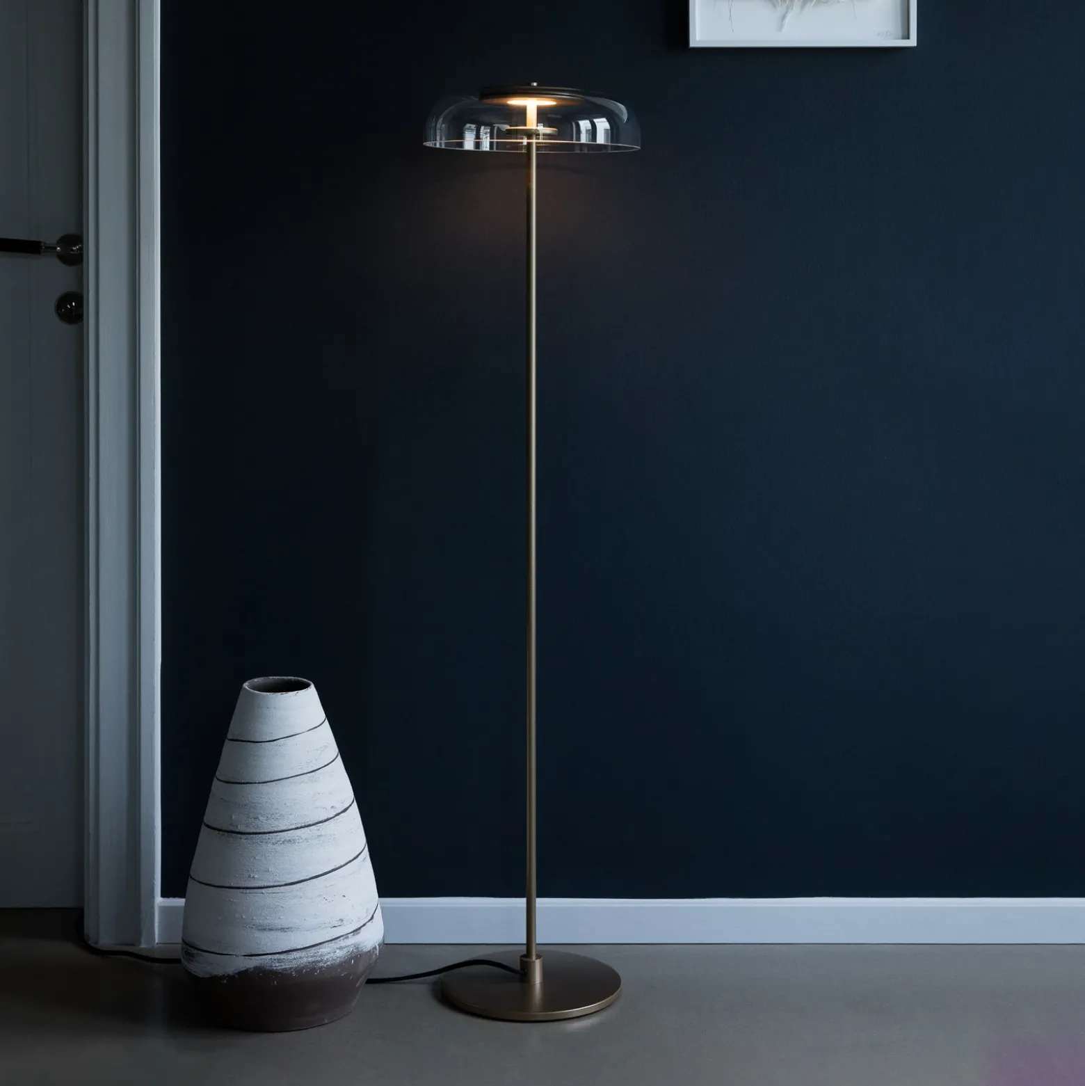 Lámpara de pie LED Nuura Blossi, altura 120 cm, color dorado/transparente