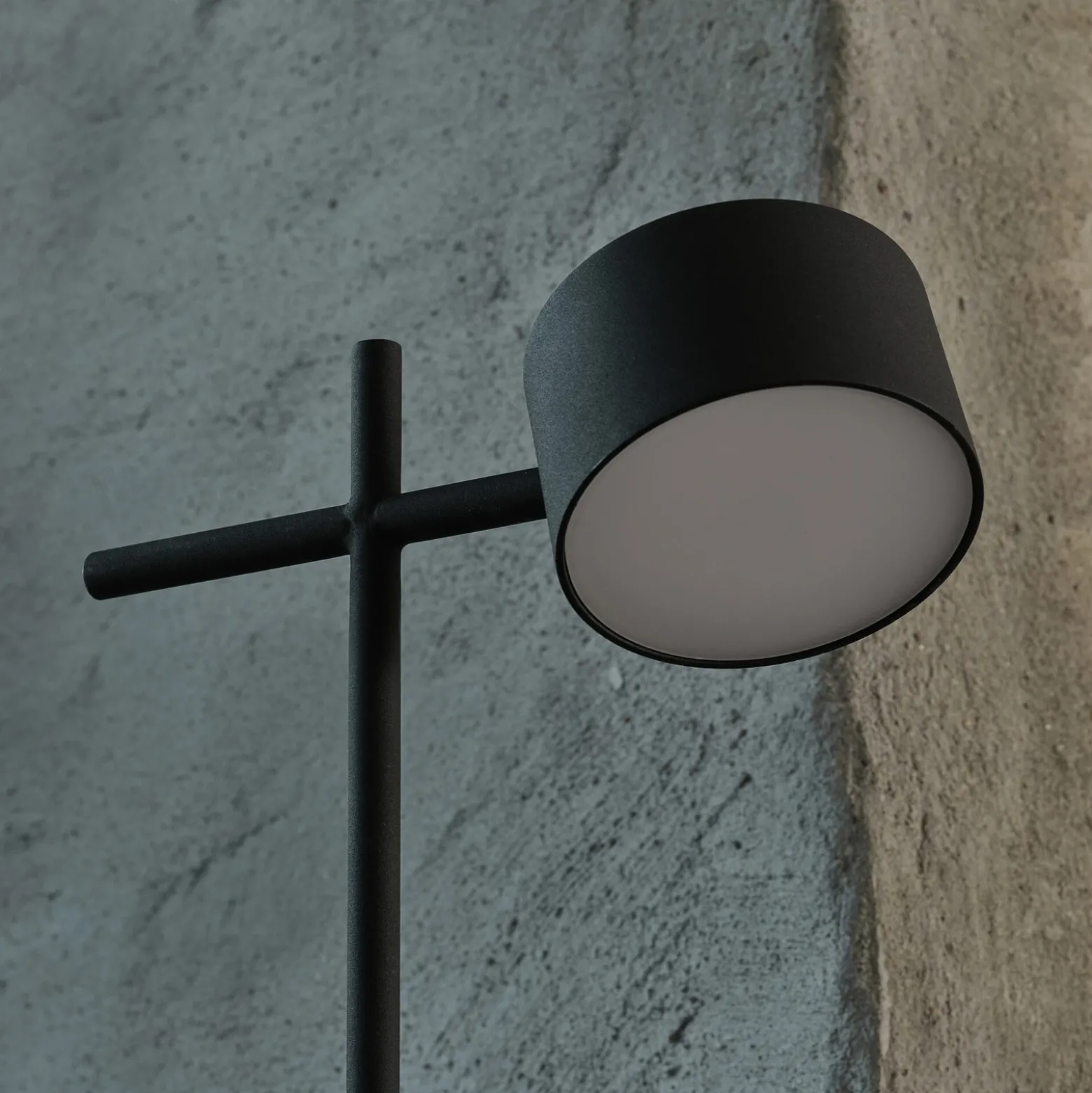 Lámpara de pie LED OSRAM Decor Kyoto, aluminio, negro, atenuable