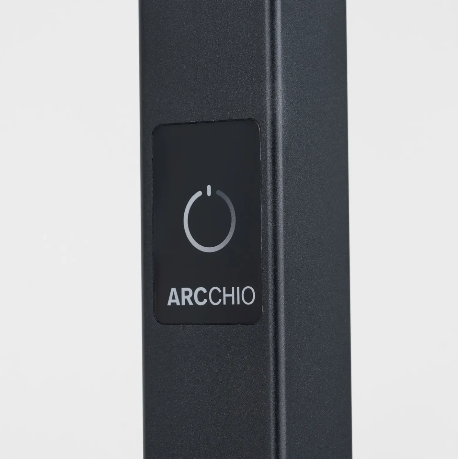 Lámpara de pie LED para oficina Arcchio Nelus, negra, con sensor, atenuable