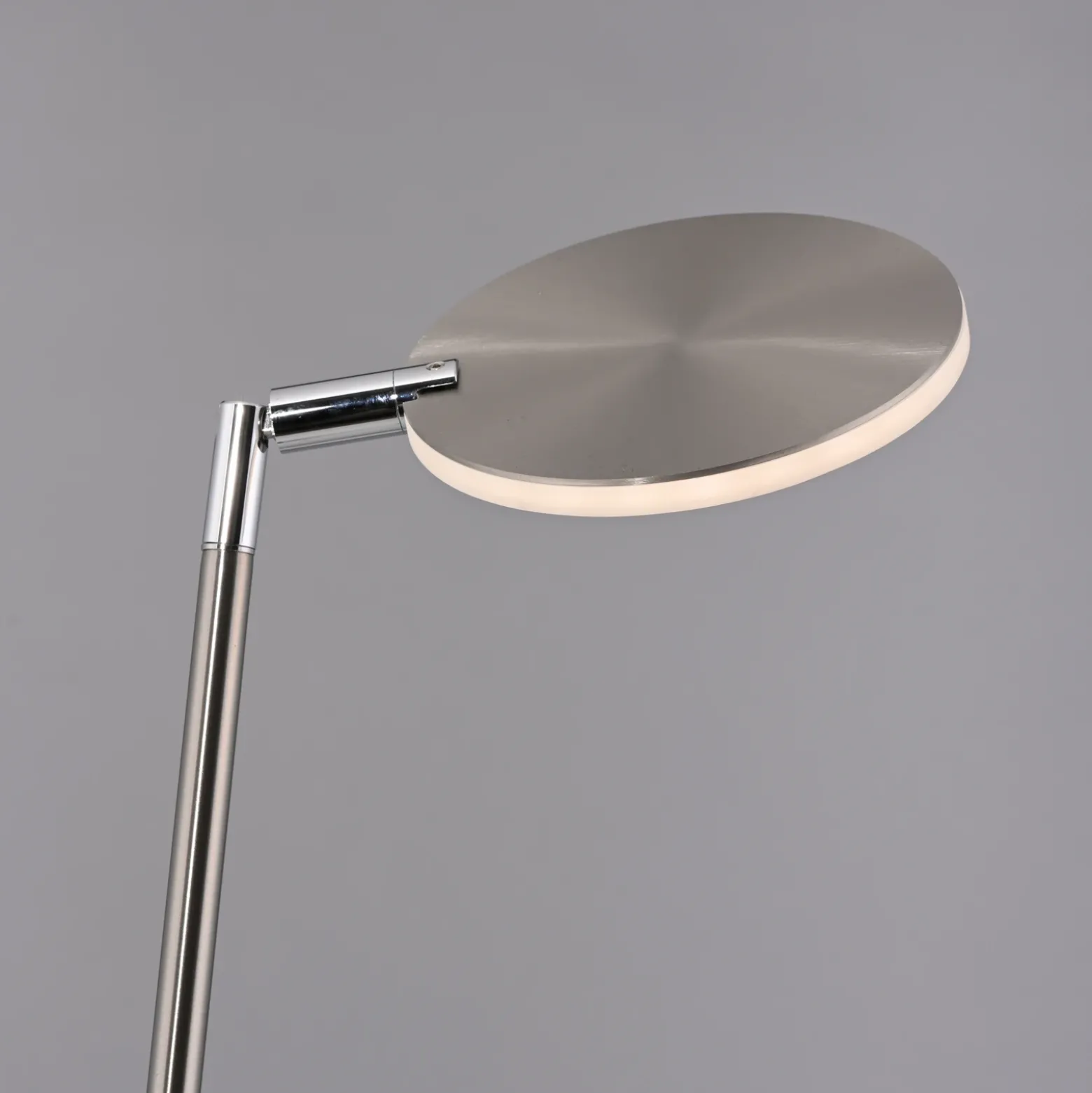 Lámpara de pie LED Paul Neuhaus Akku-Bente, gris, CCT, USB-C