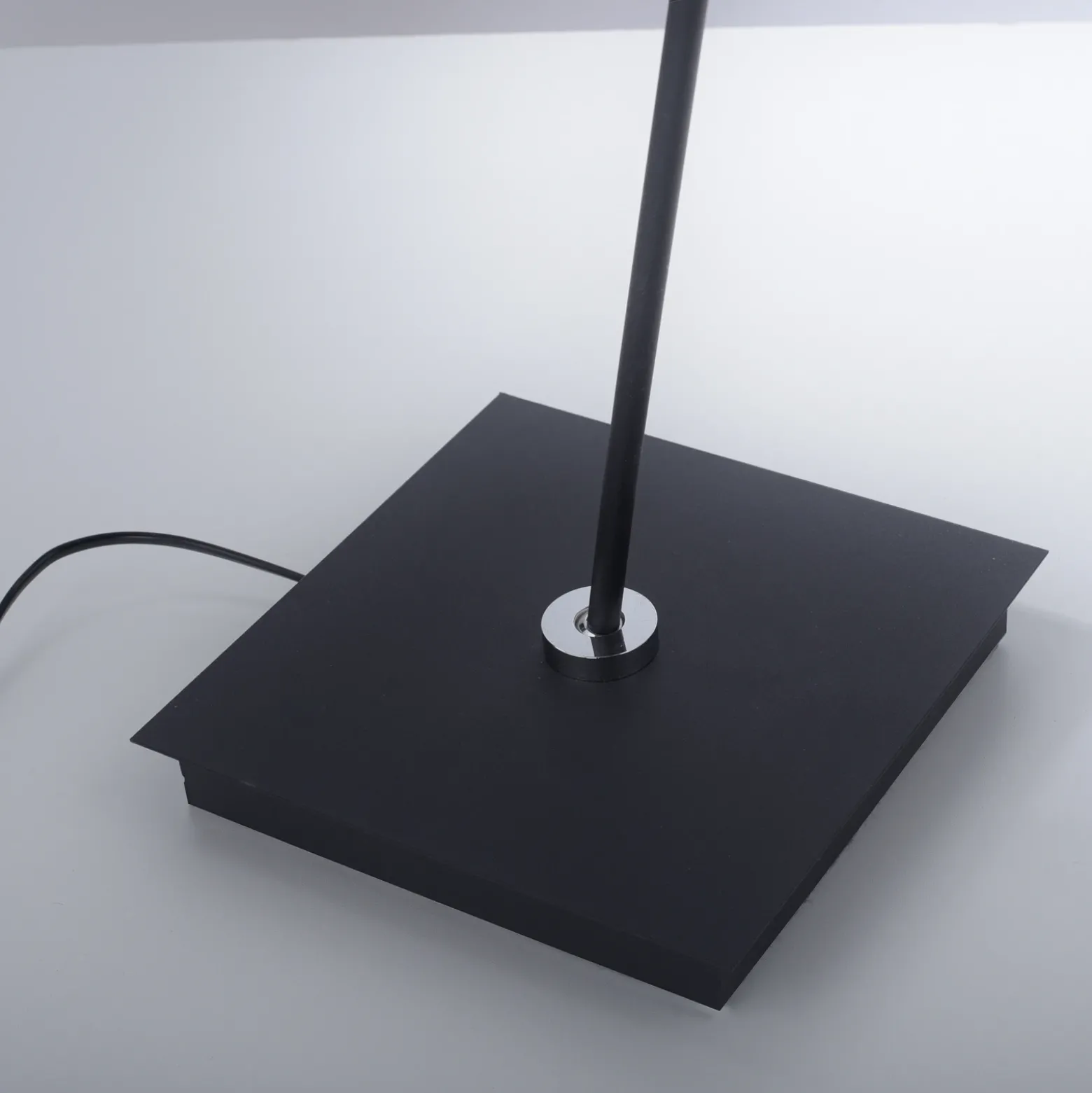 Lámpara de pie LED PURE Mira, negro perla, con control remoto