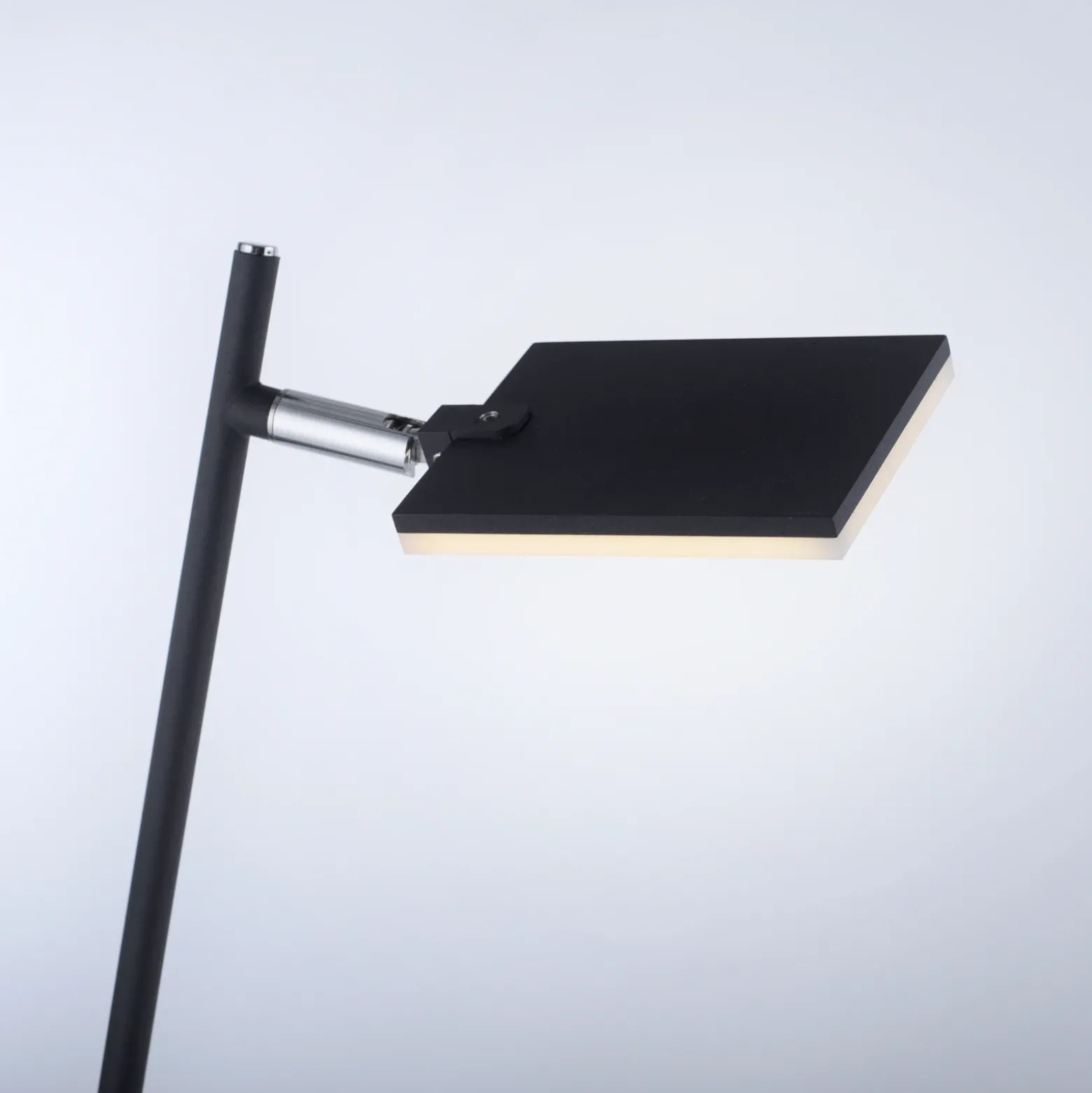 Lámpara de pie LED PURE Mira, negro perla, con control remoto