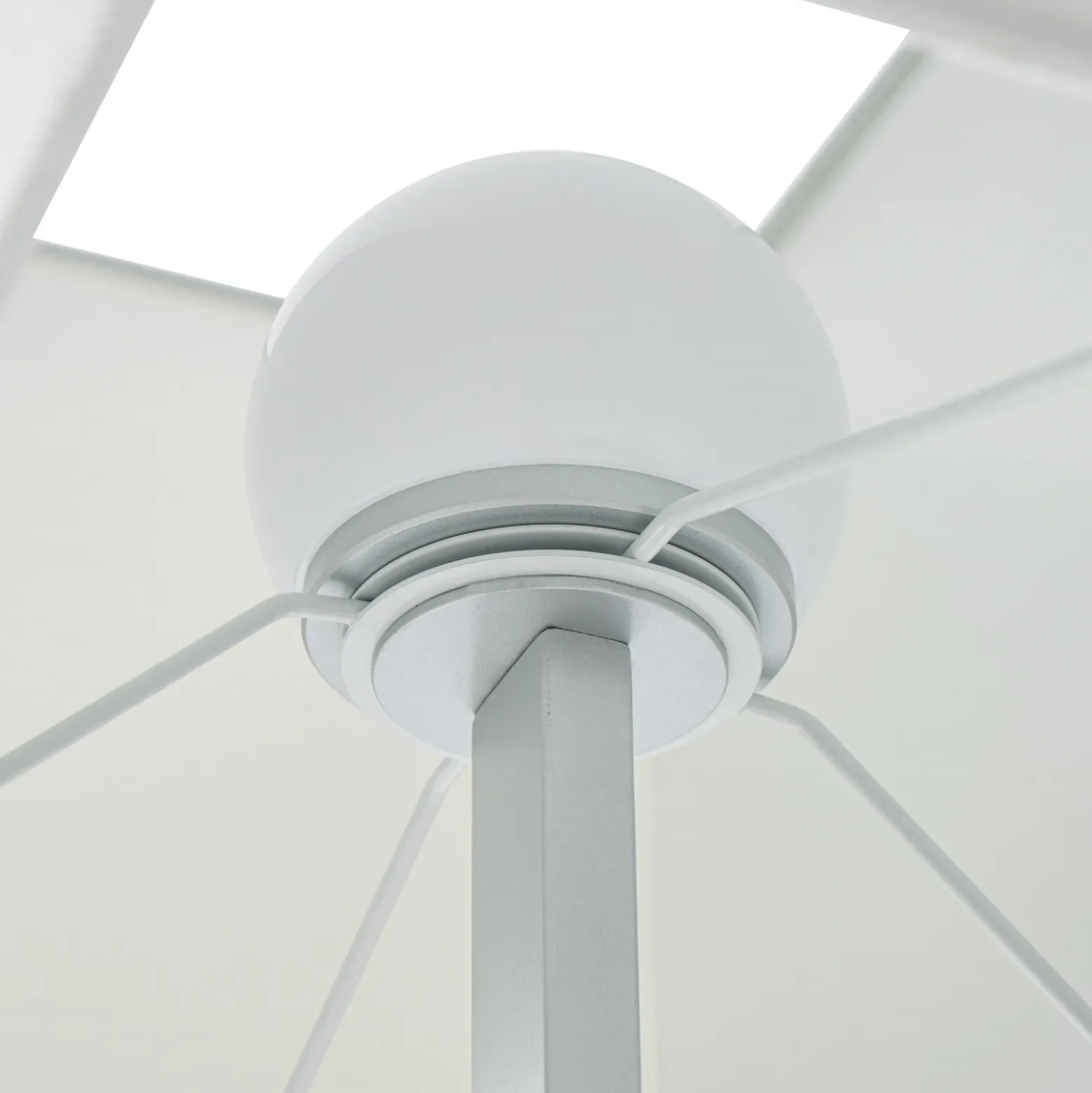 Lámpara de pie LED Quitani Lisene, nogal/plata/natural, 162 cm, atenuable