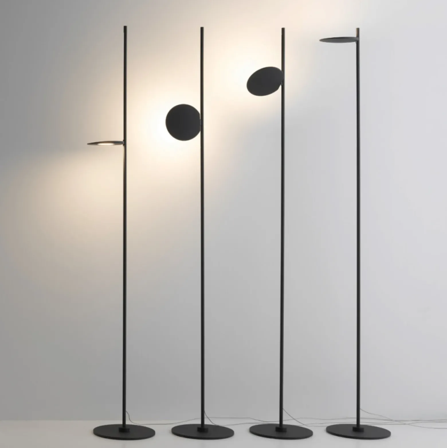 lámpara de pie LED Stilnovo Kimia, negra