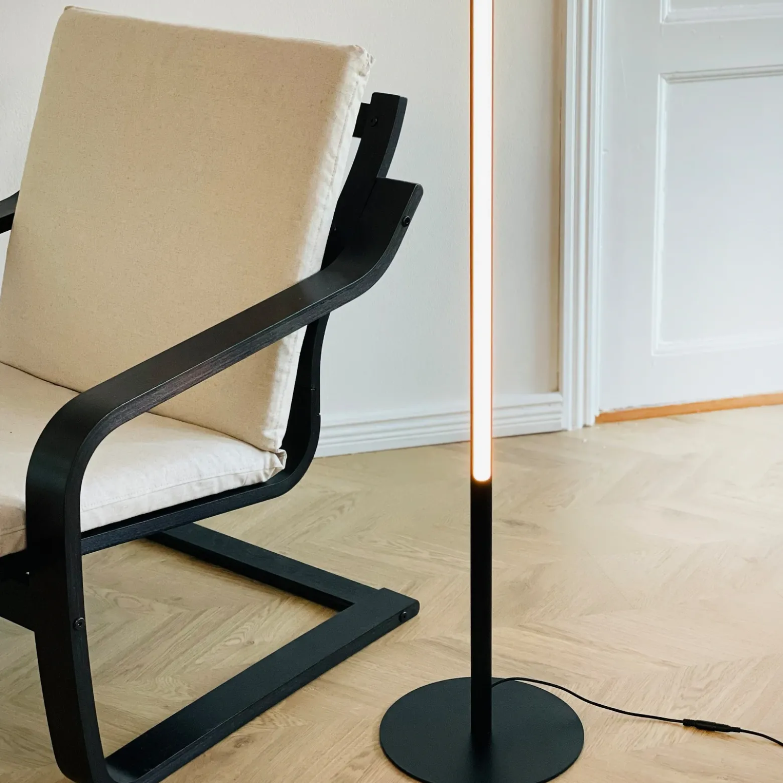 Lámpara de pie LED Vagner de Dyberg Larsen, negro, altura 150 cm