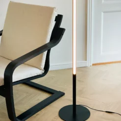 Lámpara de pie LED Vagner de Dyberg Larsen, negro, altura 150 cm