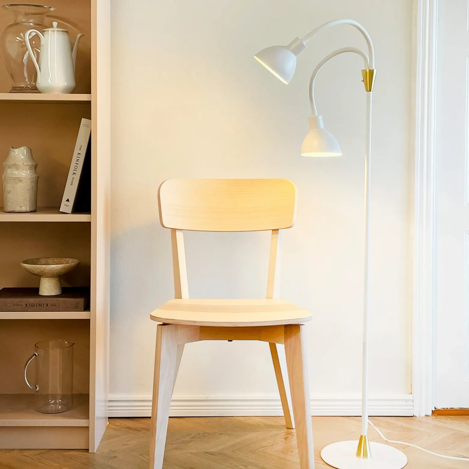 Lámpara de pie Lilje de Dyberg Larsen, blanca, altura 135 cm, 2 luces.
