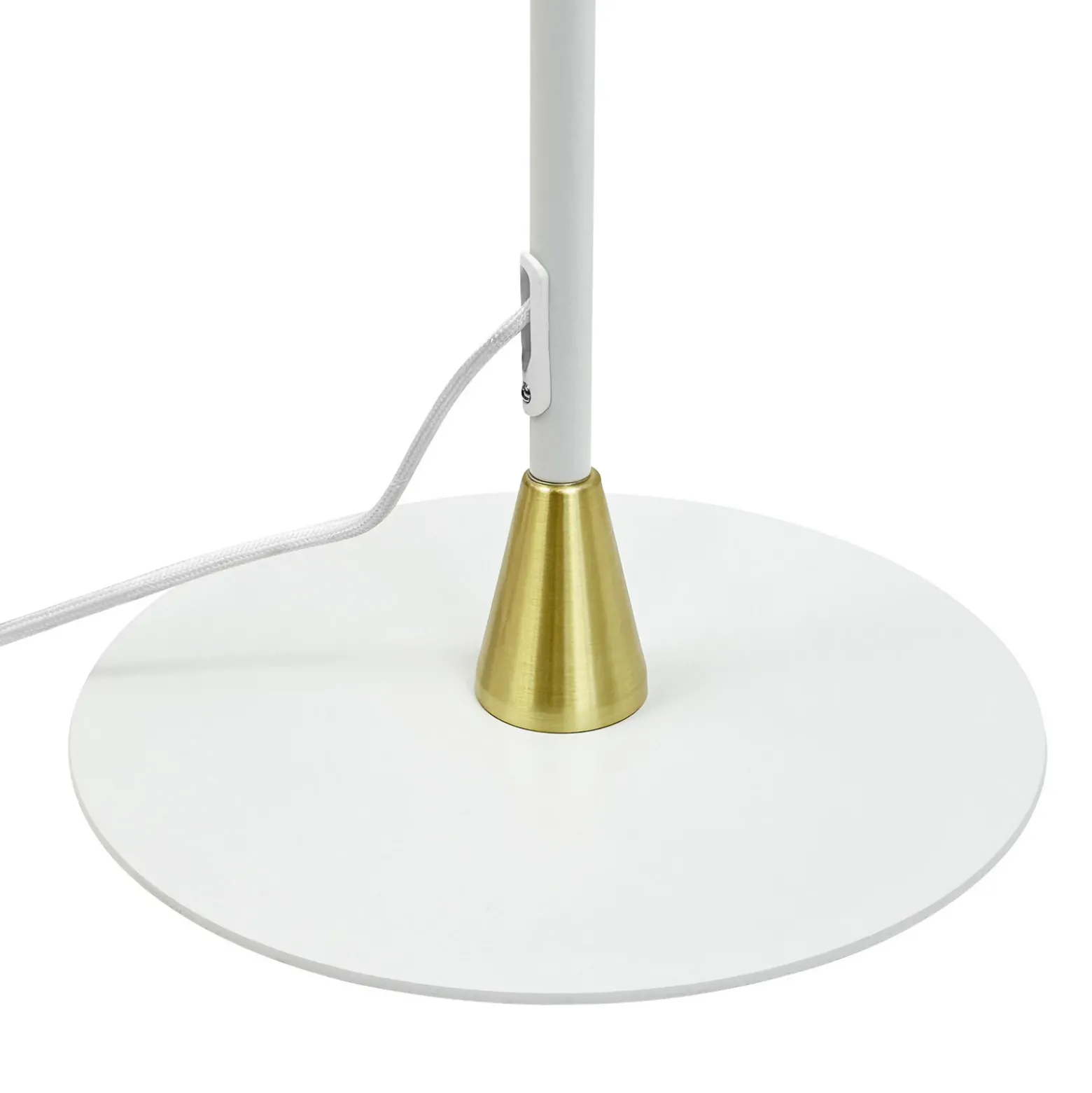 Lámpara de pie Lilje de Dyberg Larsen, blanca, altura 135 cm, 2 luces.