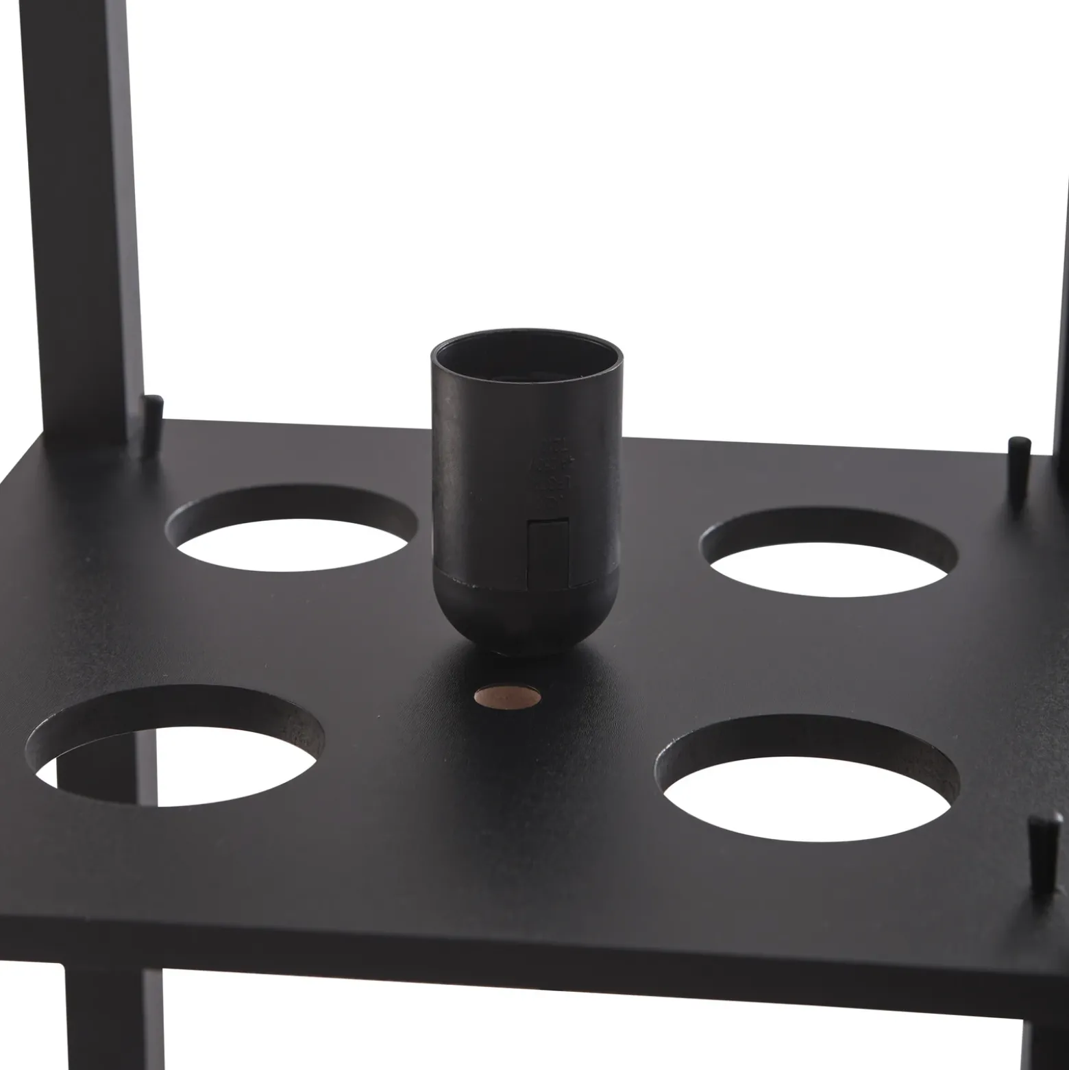 Lámpara de pie Lindby Birta, negra, estantería, madera, 159 cm