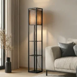 Lámpara de pie Lindby Birta, negra, estantería, madera, 159 cm