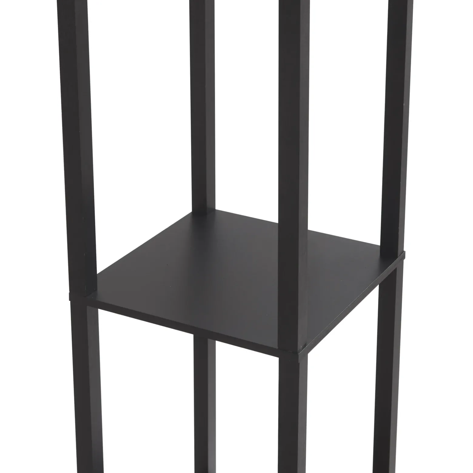 Lámpara de pie Lindby Birta, negra, estantería, madera, 159 cm