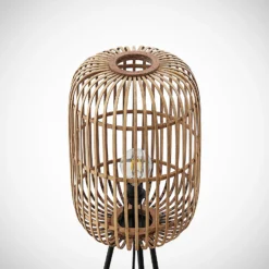 Lámpara de pie Lindby Canyana, 139 cm, natural, ratán, trípode